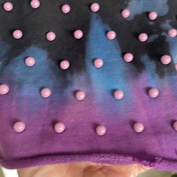 CROPPED JOCELYN SLEEVELESS LAVENDER PEARL SWEATSHIRT - Picture 3 of 5